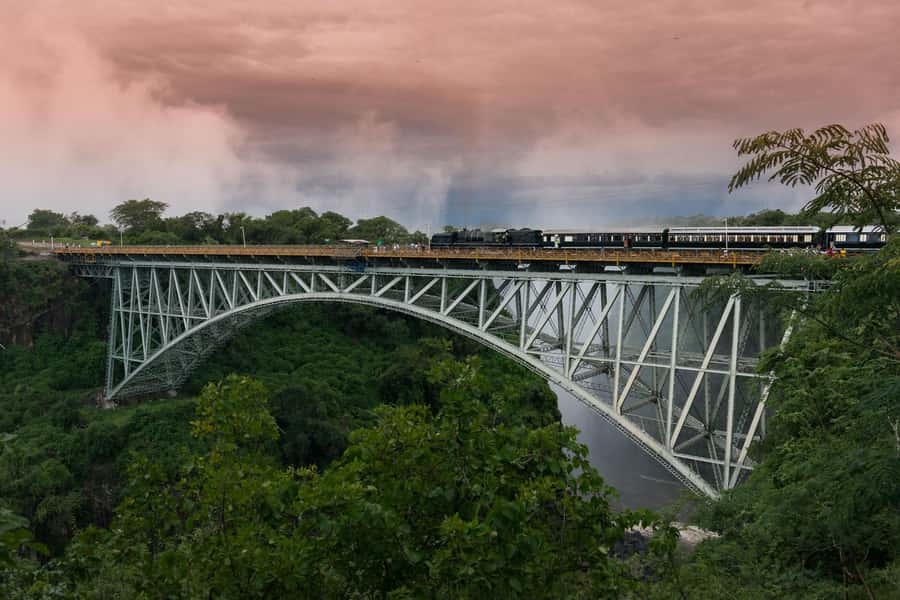 GUIDED TOUR OF THE VICTORIA FALLS ON THE ZAMBIAN SIDE - March to June: the wet and wild version