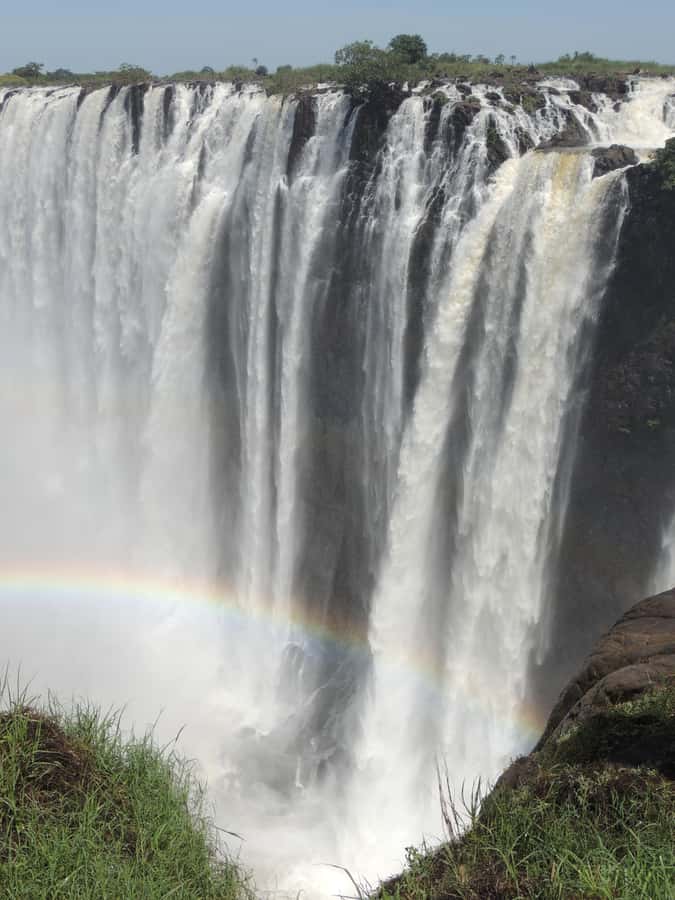 GUIDED TOUR OF THE VICTORIA FALLS ON THE ZAMBIAN SIDE - The dry season reveals the gorge