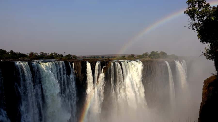 GUIDED TOUR OF THE VICTORIA FALLS ON THE ZAMBIAN SIDE - Passports, children, and physical limits