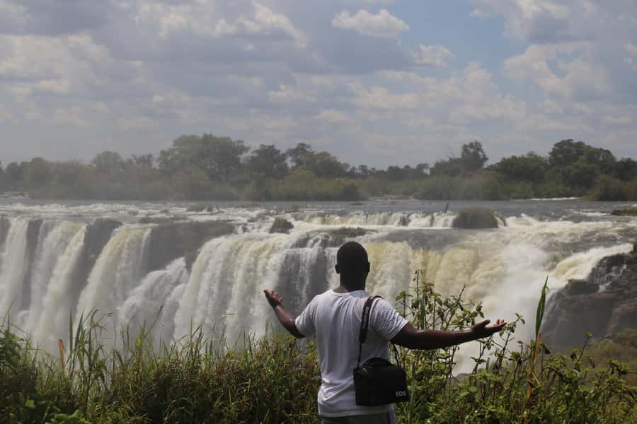 Victoria Falls Guided Tour with High Tea - How this compares with visiting the falls alone