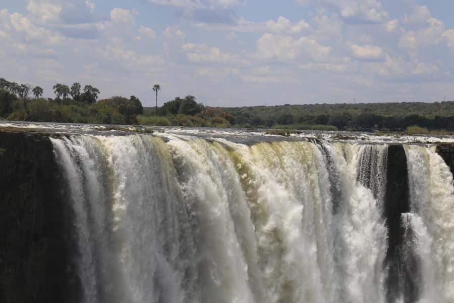 Zimbabwe & Zambia: Guided Tour of the Falls from Both Sides - Walking the Zimbabwean rainforest viewpoints