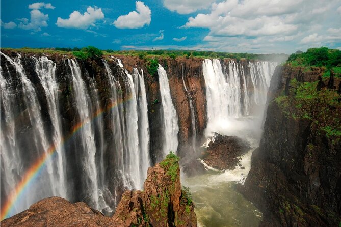 Zimbabwe & Zambia side Private Guided Tour of the Falls - The Zimbabwean rainforest and its powerful viewpoints